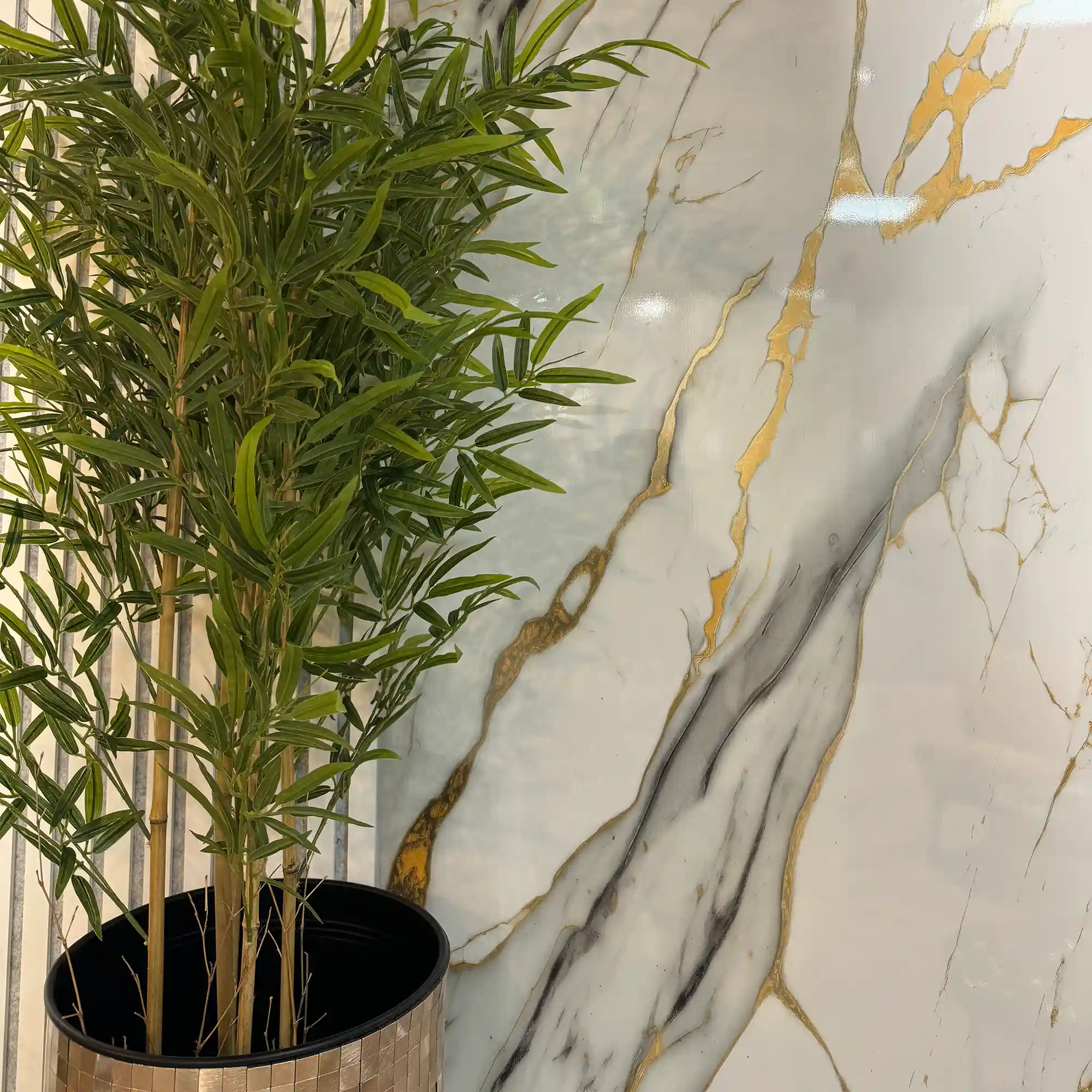 „Gold-Weiß“ – Marmor-Wandpaneel 122×260 cm