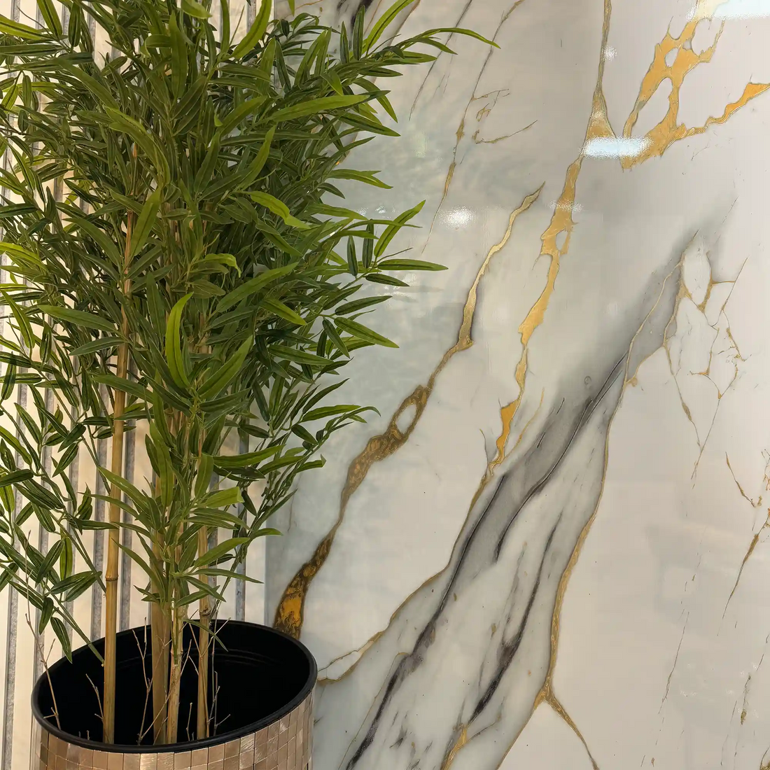 „Gold-Weiß“ – Marmor-Wandpaneel 122×260 cm